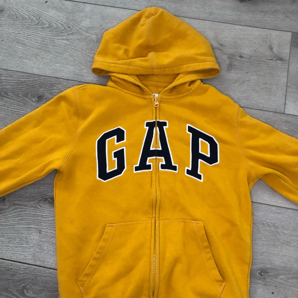 Hi I’m selling a Yellow GAP Boys jacket